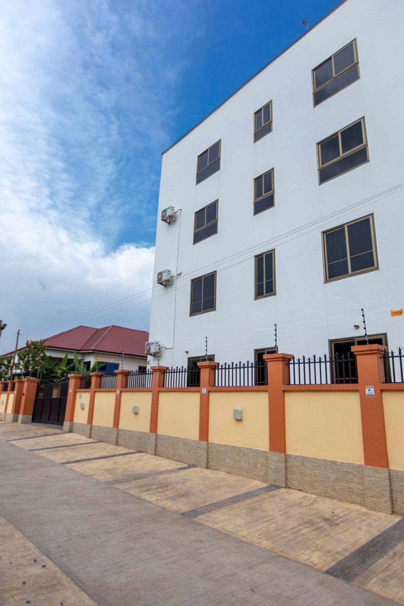 Washington Apartments - Just 25Mins Drive From The Airport Kwashieman Εξωτερικό φωτογραφία
